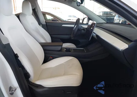 2023 Tesla Model Y Awd/Long Range Dual Motor All-Wheel Drive z USA, uszkodzony, nr VIN 7SAYGDEE1PF627623
